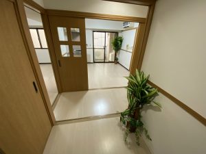 洋室（玄関からLDに向かって）　江戸川区セイントストークマンション